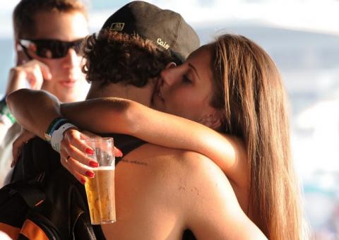 Caio Castro aos beijos com morena no Lollapalooza